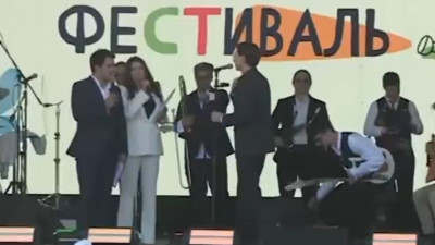 На семейном фестивале группа «Пролетарское Танго» пообещала спеть на Большом Смоленском мосту, когда его построят