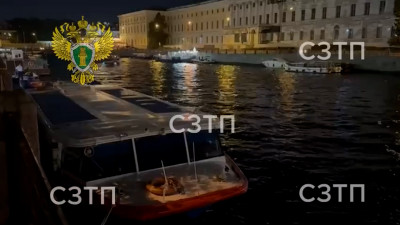 Теплоход с пассажирами врезался в мост в Петербурге