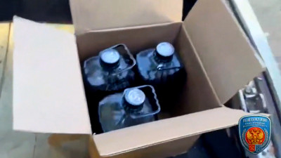 На заправке у трассы «Кола» полиция пресекла продажу 120 литров спиртного сомнительного происхождения