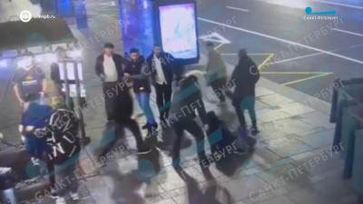 Появилось видео драки между семью мужчинами на Невском