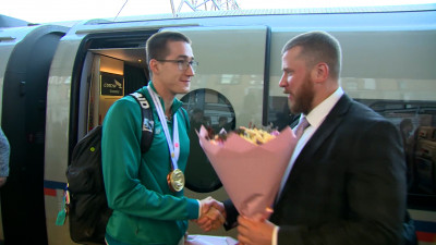 На Московском вокзале встретили чемпиона мира по паралимпийскому плаванию Тимофея Гука
