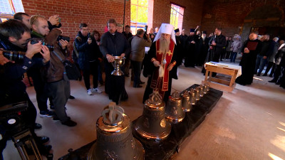 Митрополит Варсонофий освятил колокола и крест «Суворовской церкви» в Новой Ладоге