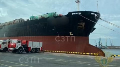 На грузовом судне у Гладкого острова произошло задымление