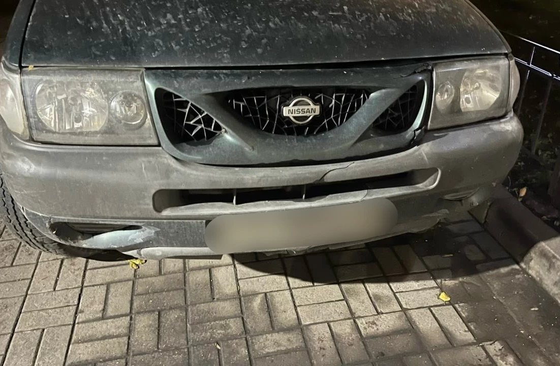 В центре Петербурга хулиган попрыгал на крыше чужой иномарки и разбил лобовое стекло - tvspb.ru