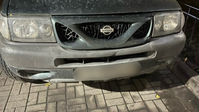 В центре Петербурга хулиган попрыгал на крыше чужой иномарки и разбил лобовое стекло