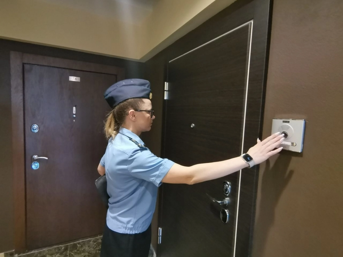 Пристав помогла петербуржцам «утихомирить» пожилого соседа, который громко смотрел телевизор по ночам - tvspb.ru