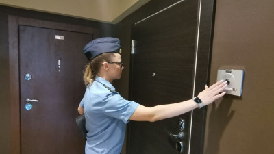 Пристав помогла петербуржцам «утихомирить» пожилого соседа, который громко смотрел телевизор по ночам