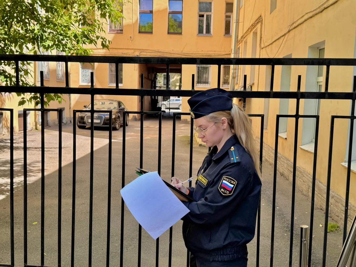 Приставы заставили хозяйку квартиры на Комендантском очистить общий холл от строительного мусора - tvspb.ru