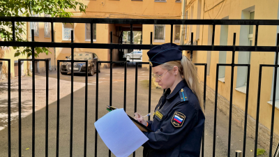 Приставы заставили хозяйку квартиры на Комендантском очистить общий холл от строительного мусора