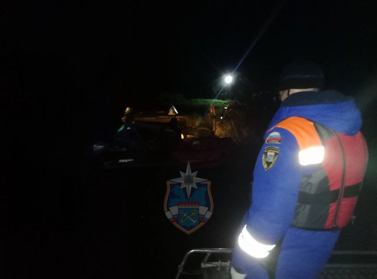 Спасатели эвакуировали трех рыбаков с Ладожского озера - tvspb.ru