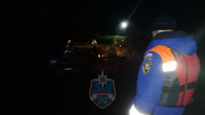 Спасатели эвакуировали трех рыбаков с Ладожского озера