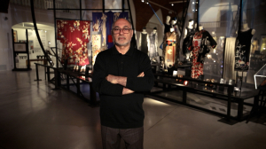 Прогулка с коллекционером Назимом Мустафаевым по выставке «Упакованные грёзы. Мода ар-деко из собрания Государственного Эрмитажа и коллекции Назима Мустафаева»