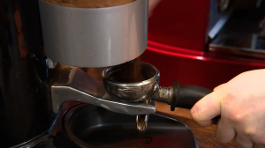 Обезвоживание, тахикардия, потемнение эмали и другие страшные истории: мифы о кофе