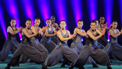 В Петербурге выступит основанная Джеки Чаном труппа боевых искусств «Лун Юнь»