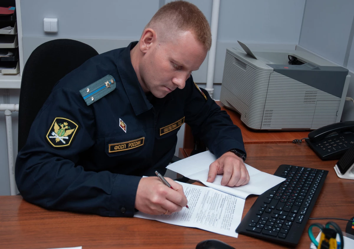 Петербурженка принесла приставам почти 2 млн рублей долга в пакете из супермаркета - tvspb.ru