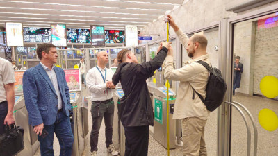 Турникеты справляются с большим потоком: предварительные итоги испытания биометрии в метро Петербурга
