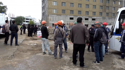 Сброшенные лестницы, побег на крышу и 50 нарушителей: как прошли миграционные рейды на стройках в Петербурге