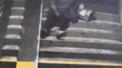 Женщина, упавшая на лестнице у метро, получит от метрополитена 103 тысячи рублей