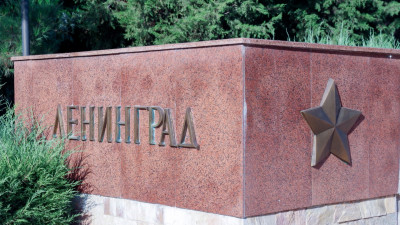 Делегация правительства Санкт-Петербурга посетила мемориальный комплекс «Братские могилы» в Ташкенте