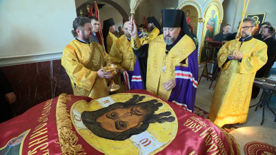В Успенском храме Афонского скита «Древне-Русская Лавра» освятили православные знамена для бойцов СВО
