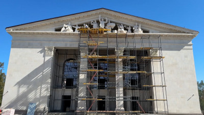 Петербургские строители завершают работы на фасаде Драмтеатра Мариуполя