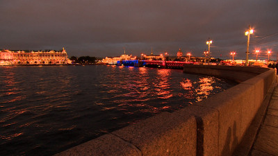 Дворцовый мост окрасился в цвета российского триколора в честь лучших учителей