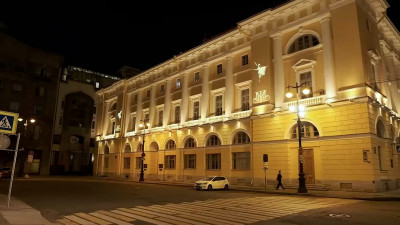 Фасад Музея театрального искусства украсят световые инсталляции балерин