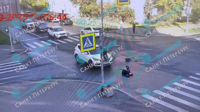 В Приморском районе мотоциклист въехал на полном ходу в иномарку