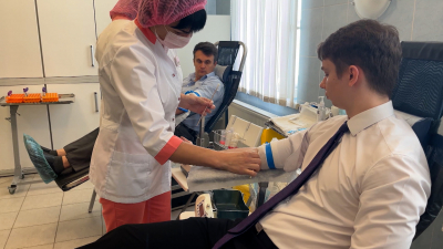 В здании Смольного открыли мобильный пункт сдачи крови