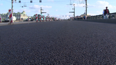 Ремонт в три этапа и временные ограничения: как идут работы по замене асфальта на Дворцовом мосту