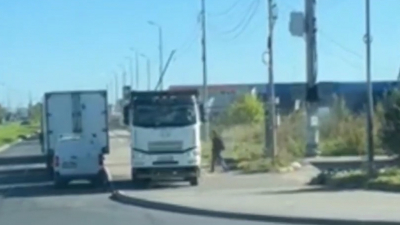 ГИБДД наказали водителя фуры, ехавшего по тротуару в Петербурге