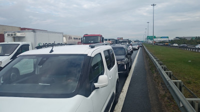 На КАД частично восстановили движение после столкновения двух фур и трех легковушек