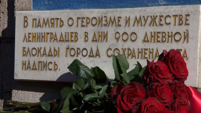 Торжественно-траурный митинг завершается в эти минуты на Невском проспекте