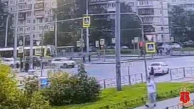 На проспекте Наставников иномарка сбила студента колледжа