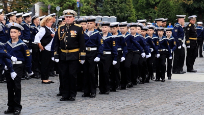 Церемония посвящения в кадеты прошла на Якорной площади Кронштадта