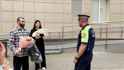Капитан полиции помог беременной женщине добраться до роддома, минуя пробки