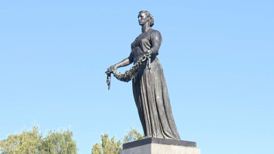 Торжественно-траурная церемония началась на Пискаревском мемориальном кладбище