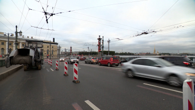 В Петербурге стартовал ремонт Дворцового моста — работы продлятся до середины октября