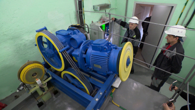 На Школьной улице заменили шесть лифтов на современные отечественные