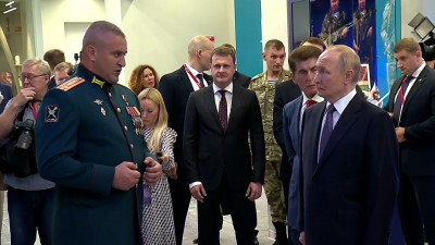 Участник президентской программы «Время героев» Андраник Гаспарян доложил Владимиру Путину о развитии Центра «ВОИН»