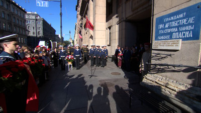 «Это – слезы на глазах»: жители Петербурга участвуют в торжественно-траурных церемониях в День памяти жертв блокады