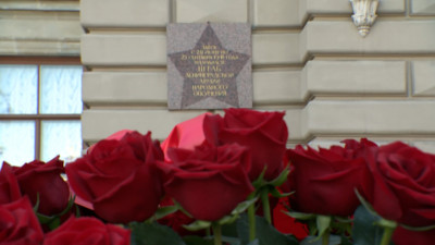 Цветы к памятной доске Ленинградской армии народного ополчения сегодня возложили депутаты петербургского парламента во главе с председателем ЗакСа Александром Бельским