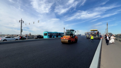 В Петербурге отремонтировали Благовещенский мост, 16 сентября новый асфальт начнут укладывать на Дворцовом