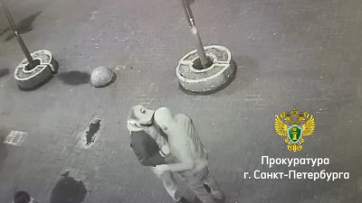 Троих любителей объятий будут судить за кражи телефонов у пьяных петербуржцев