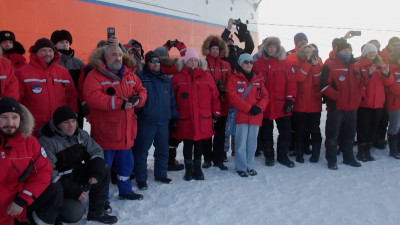 Флаг России и оборудование — на месте: дрейфующую в Арктике станцию полярников перенесли на новую льдину
