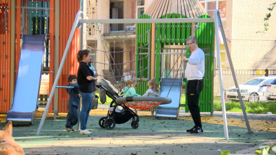 Дорожки, горки и спортивные площадки: как продвигается благоустройство петербургских дворов