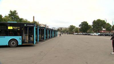 Александр Беглов осмотрел новые автобусы отечественного производства в парке № 5 «Пассажиравтотранса»