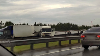 На 27 км внутреннего кольца КАД столкнулись две фуры  — движение перекрыто