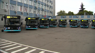 В Петербурге представили новые автобусы с системой «антисон» и климат-контролем