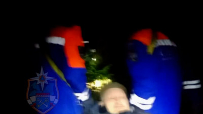 Сам вернуться не смог: спасатели эвакуировали заблудившегося в лесу под Лугой мужчину